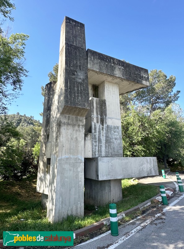 Subirats -Escultura <i>L'edat del formigó</i>. Autopista AP-7