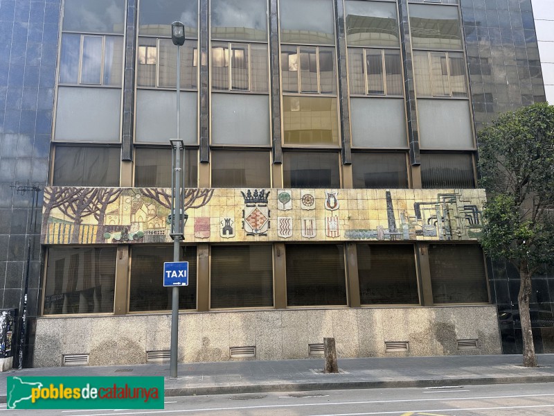 Tarragona - Edifici Caixa Tarragona. Mural ceràmic de Julio Bono (Foto: Albert Esteves, 2025) Tarragona - Edifici Caixa Tarragona. Mural ceràmic de Julio Bono