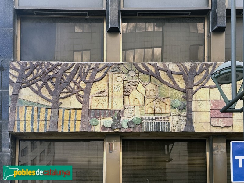 Tarragona - Edifici Caixa Tarragona. Mural ceràmic de Julio Bono (Foto: Albert Esteves, 2025) Tarragona - Edifici Caixa Tarragona. Mural ceràmic de Julio Bono