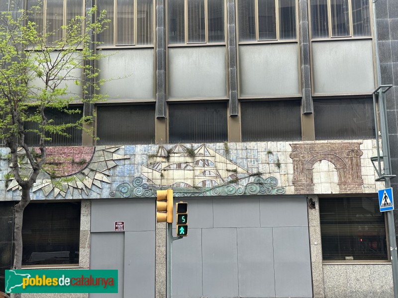 Tarragona - Edifici Caixa Tarragona. Mural ceràmic de Julio Bono (Foto: Albert Esteves, 2025) Tarragona - Edifici Caixa Tarragona. Mural ceràmic de Julio Bono