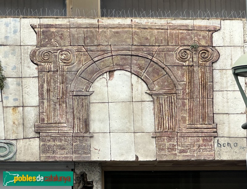 Tarragona - Edifici Caixa Tarragona. Mural ceràmic de Julio Bono (Foto: Albert Esteves, 2025) Tarragona - Edifici Caixa Tarragona. Mural ceràmic de Julio Bono