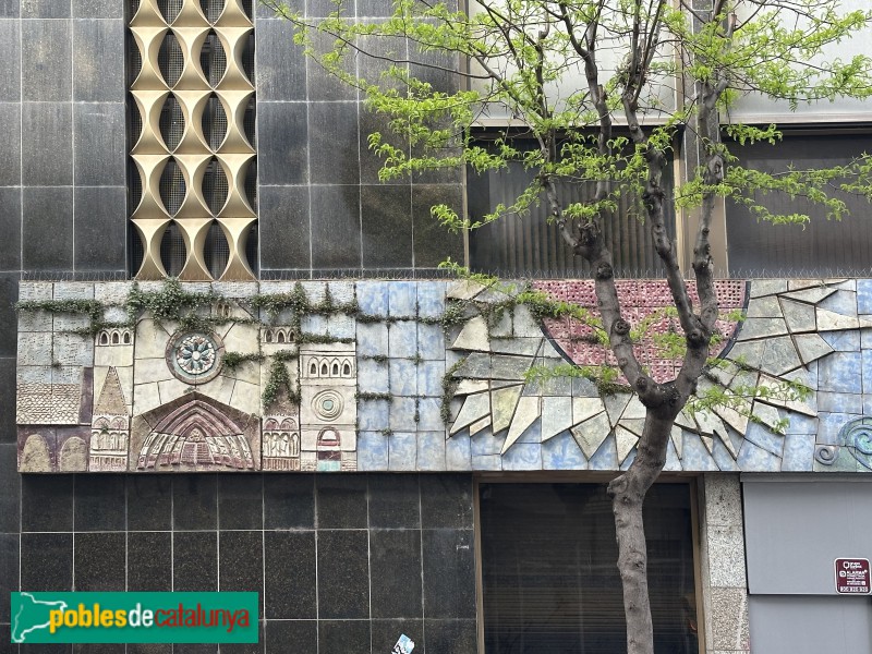 Tarragona - Edifici Caixa Tarragona. Mural ceràmic de Julio Bono (Foto: Albert Esteves, 2025) Tarragona - Edifici Caixa Tarragona. Mural ceràmic de Julio Bono