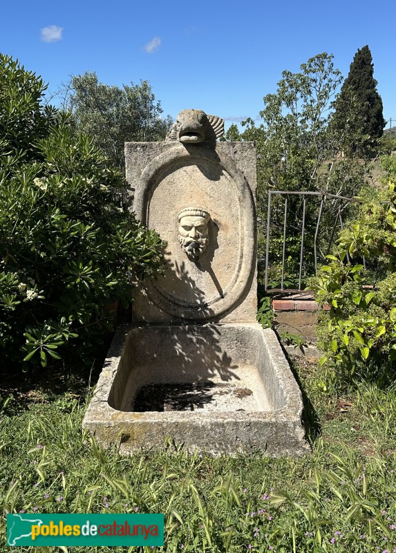 Vilanova i la Geltrú - Masia d'en Cabanyes. Font del jardí