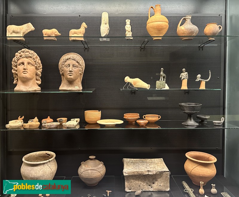 Biblioteca-Museu Víctor Balaguer - Exvots, llànties i objectes d'època romana (Foto: Albert Esteves, 2025) Biblioteca-Museu Víctor Balaguer - Exvots, llànties i objectes d'època romana