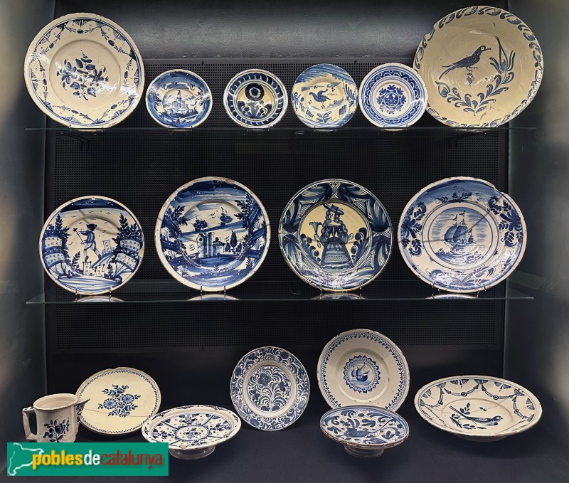 Blioteca-Museu Víctor Balaguer - Plats, gerros i altres objectes de ceràmica dels segles XVII al XIX (Foto: Albert Esteves, 2025) Blioteca-Museu Víctor Balaguer - Plats, gerros i altres objectes de ceràmica dels segles XVII al XIX