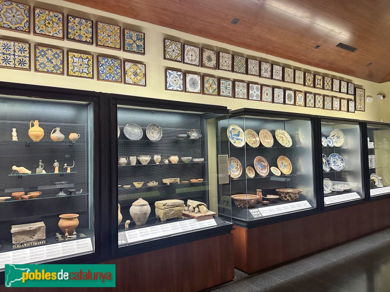 Vilanova i la Geltrú - Biblioteca-Museu Víctor Balaguer. Objectes ceràmics (Foto: Albert Esteves, 2025) Vilanova i la Geltrú - Biblioteca-Museu Víctor Balaguer. Objectes ceràmics