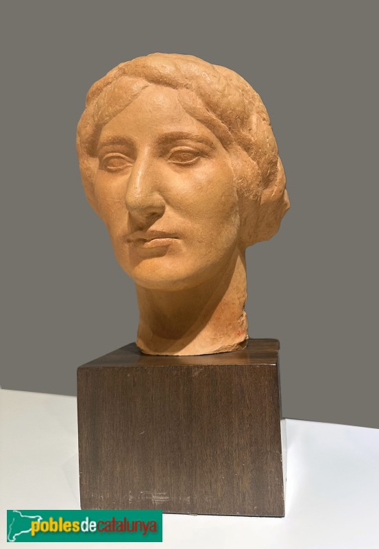 Biblioteca-Museu Víctor Balaguer - Enric Casanovas <i>Bust femení</i>, 1910-1920. Argila (Foto: Albert Esteves, 2025) Biblioteca-Museu Víctor Balaguer - Enric Casanovas <i>Bust femení</i>, 1910-1920. Argila