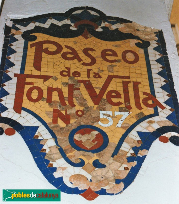 Mosaic a la columna del portal exterior de la Torre dels Bojos, enderrocat (Foto: Miquel Gisbert Margarit) Mosaic a la columna del portal exterior de la Torre dels Bojos, enderrocat