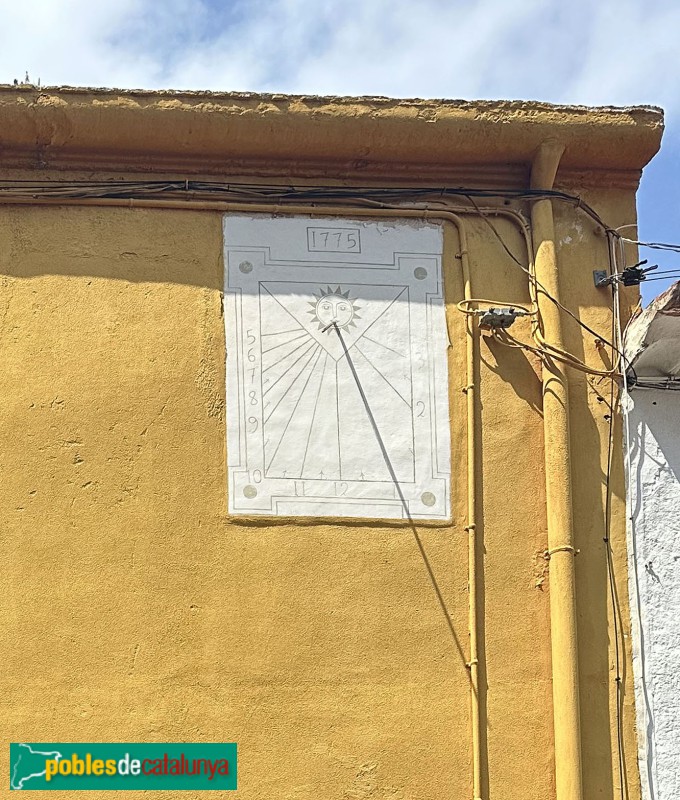 Caldes d'Estrac - Casa del carrer de l'Església, 5. rellotge de sol (Foto: Albert Esteves, 2025) Caldes d'Estrac - Casa del carrer de l'Església, 5. rellotge de sol