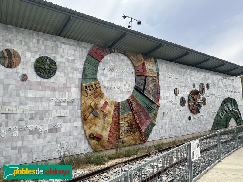 Vilanova i la Geltrú - Museu del Ferrocarril. Mural ceràmic de l'estació de Barcelona-Sants (Foto: Albert Esteves, 2025) Vilanova i la Geltrú - Museu del Ferrocarril. Mural ceràmic de l'estació de Barcelona-Sants