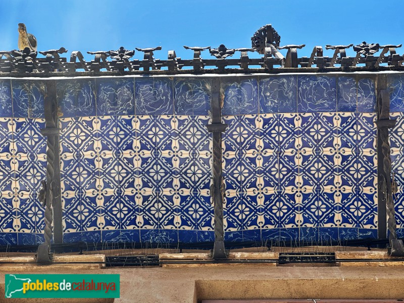 Montbrió del Camp - Cal Reverter. Mosaics del balcó