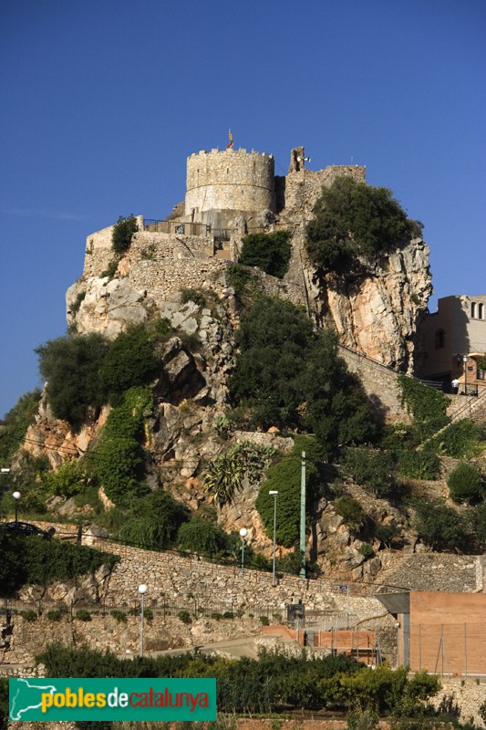 Pratdip - El castell amb el dipòsit dels anys 60