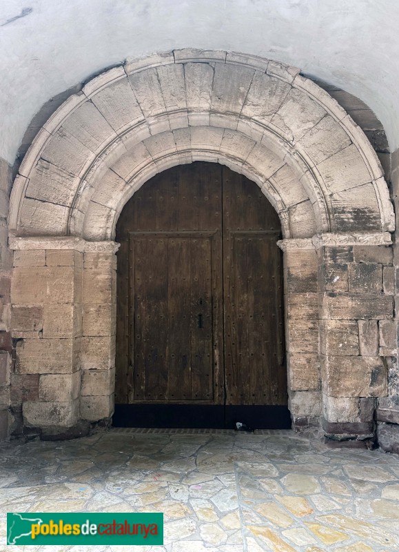 Prades - Església de Santa Maria. Porta falsa
