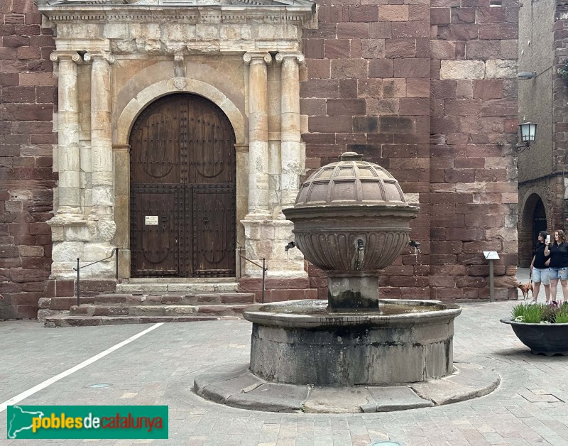 Prades - Font de la Plaça Major i portal de l'església