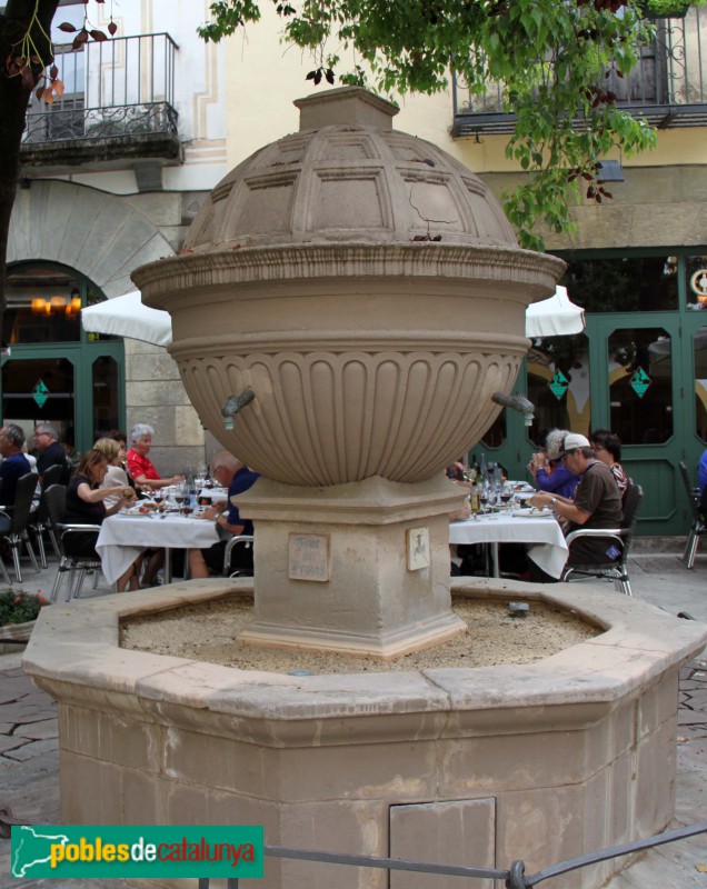 Prades - Font de la Plaça Major. Rèplica al Poble Espanyol de Barcelona