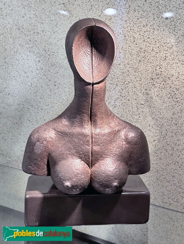 El Vendrell - Museu Deu. Josep M. Subirachs. Figura femenina. Bronze