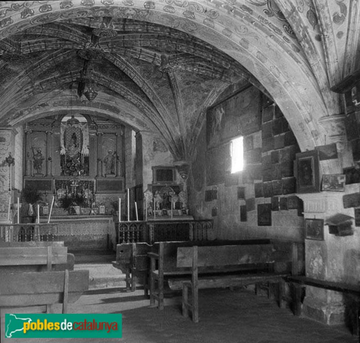 Prades - Santuari de la Mare de Déu de l'Abellera (Interior de l'ermita de l'Abellera, Blasi, 1920-25 (Foto: <i>Francesc Blasi -Arxiu Fotogràfic Centre Excursionista de Catalunya-</i>, 1900-1925) Prades - Santuari de la Mare de Déu de l'Abellera (Interior de l'ermita de l'Abellera, Blasi, 1920-25