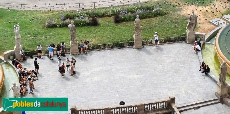 Barcelona - Plaça Catalunya. Les estàtues de pedra