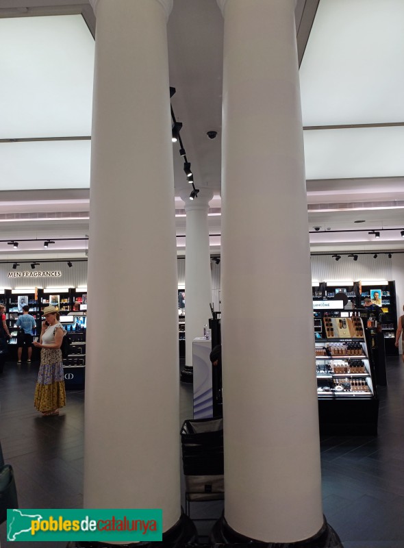 Barcelona - El Triangle, Columnes de l'antiga Avinguda de la Llum (Foto: Sergi Suárez, 2025) Barcelona - El Triangle, Columnes de l'antiga Avinguda de la Llum