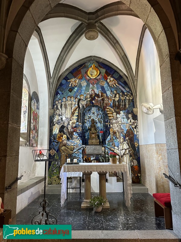 Argentona - Església de Sant Julià. Altar de la Mare de Déu de Montserrat, mosaic obrat per la família Tur