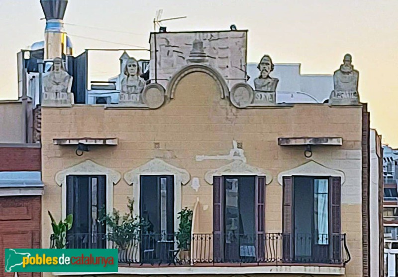 Barcelona - Gran de Gràcia, 7. Busts a la façana (Foto: Sergi Suárez, 2025) Barcelona - Gran de Gràcia, 7. Busts a la façana