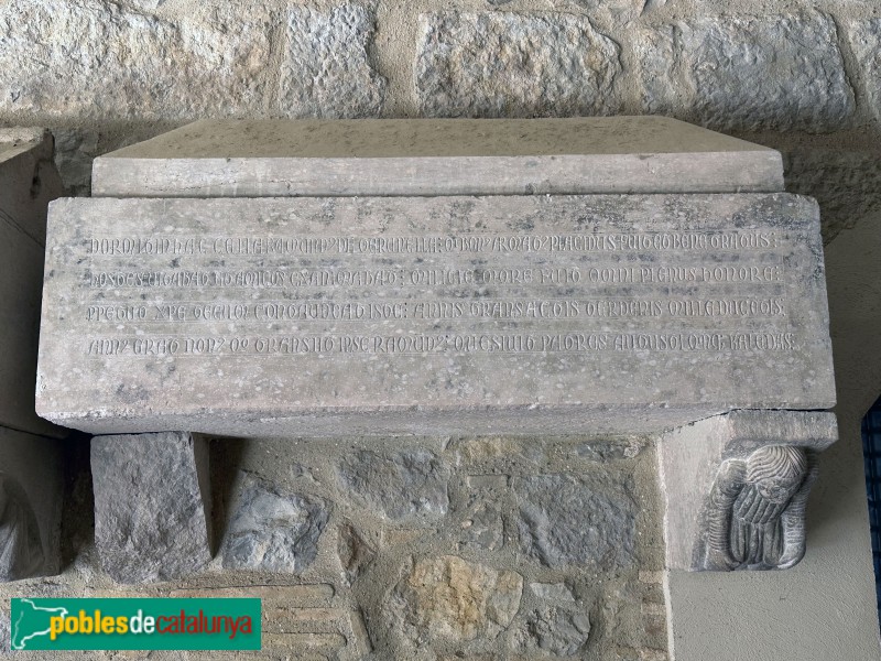 Girona - Monestir de Sant Daniel. Ossari al claustre (segle XIV)