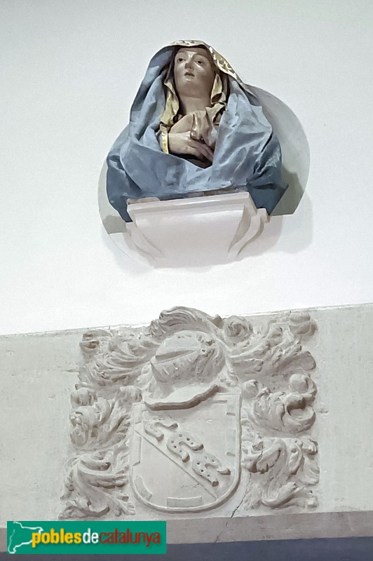 Barcelona - Casa de Convalescència. Porta lateral de la capella. Escut de Pau Ferran