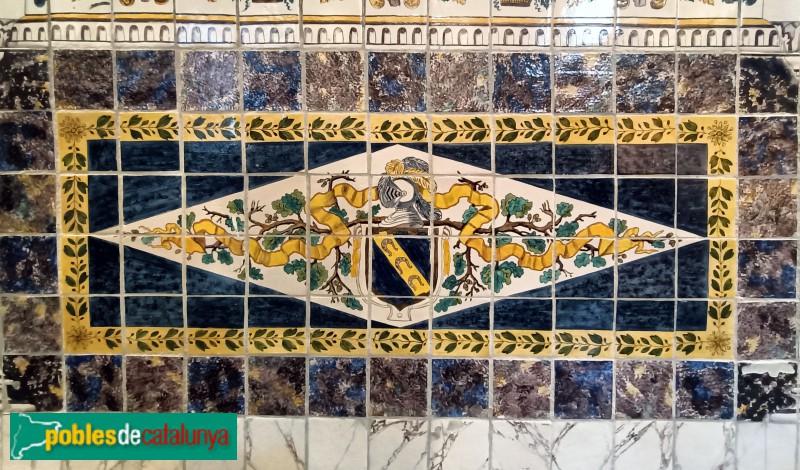 Barcelona - Casa de Convalescència. Menjador d'homes. Escut dels Ferran