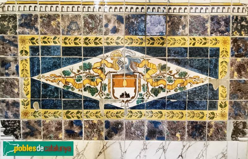 Barcelona - Casa de Convalescència. Menjador d'homes. Escut dels Gualba