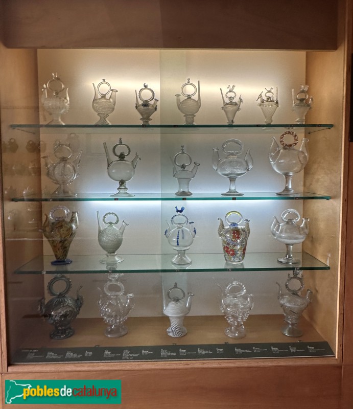 Museu del Càntir - Càntirs de vidre catalans i mallorquins (segles XVIII-XX) (Foto: Albert Esteves, 2025) Museu del Càntir - Càntirs de vidre catalans i mallorquins (segles XVIII-XX)