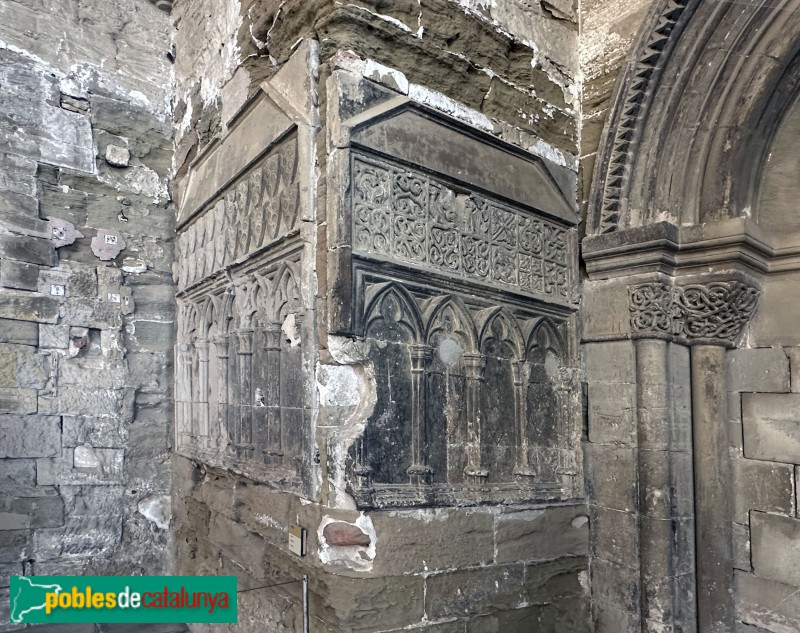 Lleida - Seu Vella. Porta de l'Evangeli. Sarcòfag