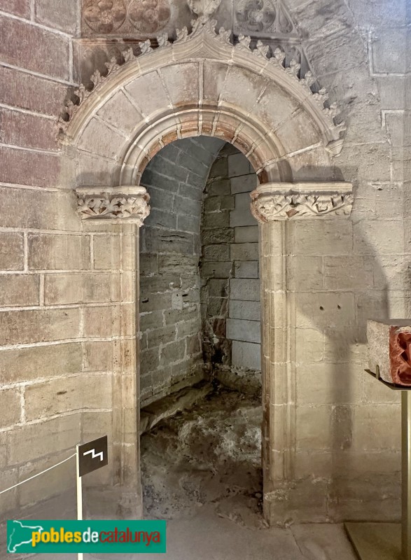 Lleida - Seu Vella. Capella dels Requesens. porta d'accés a la cripta
