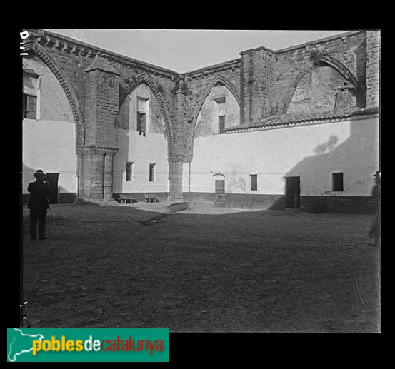 Lleida - Seu Vella. Claustre (Foto: <i>Juli Vintró -Arxiu Fotogràfic Centre Excursionista de Catalunya-</i>, c.1910) Lleida - Seu Vella. Claustre