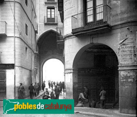Lleida - Portal de Pont (Foto: <i>Carles Fargas -Arxiu Fotogràfic Centre Excursionista de Catalunya-</i>, 1919) Lleida - Portal de Pont