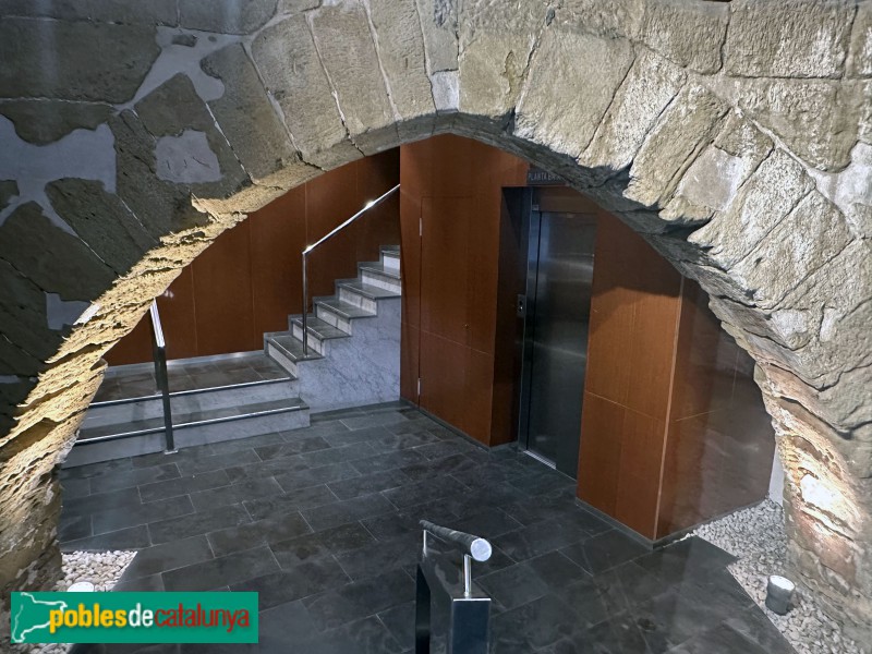 Lleida - Portal de Pont. Arc gòtic a la casa del núm. 3 (Foto: Albert Esteves, 2025) Lleida - Portal de Pont. Arc gòtic a la casa del núm. 3