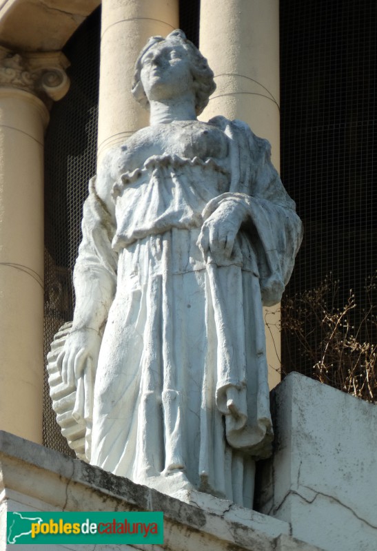 Lleida - Antiga Banca Llorens. Escultura coronament (Foto: Albert Esteves, 2025) Lleida - Antiga Banca Llorens. Escultura coronament