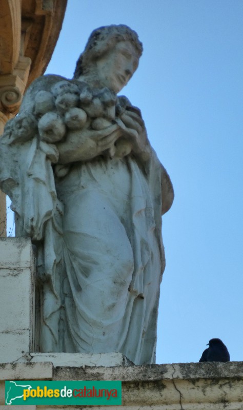 Lleida - Antiga Banca Llorens. Escultura coronament (Foto: Albert Esteves, 2025) Lleida - Antiga Banca Llorens. Escultura coronament