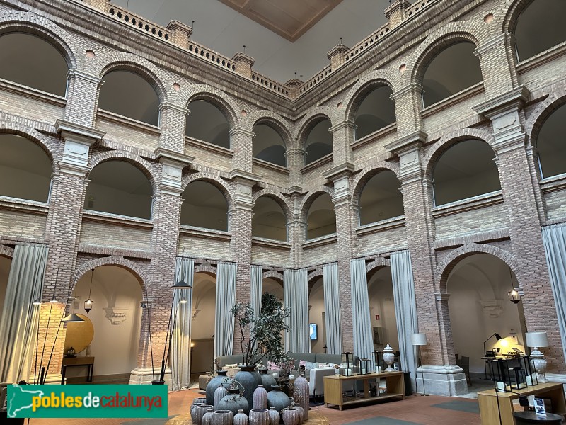Lleida - Convent de Sant Domènec o del Roser. Claustre (Foto: Albert Esteves, 2025) Lleida - Convent de Sant Domènec o del Roser. Claustre