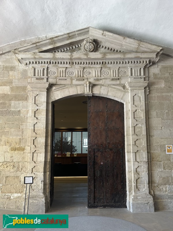 Lleida - Convent de Sant Domènec o del Roser. Porta de la capella (Foto: Albert Esteves, 2025) Lleida - Convent de Sant Domènec o del Roser. Porta de la capella