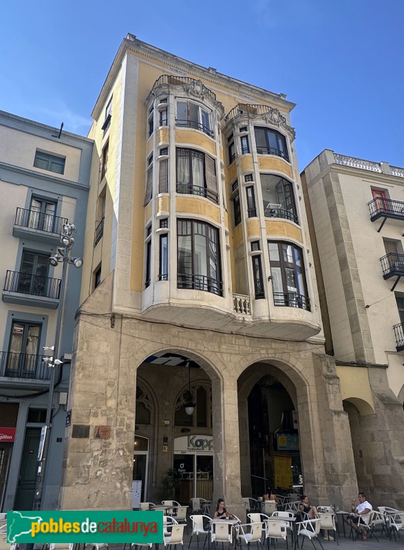 Lleida - Edifici alçat sobre els porxos de la plaça de la Paeria (Foto: Albert Esteves, 2025) Lleida - Edifici alçat sobre els porxos de la plaça de la Paeria