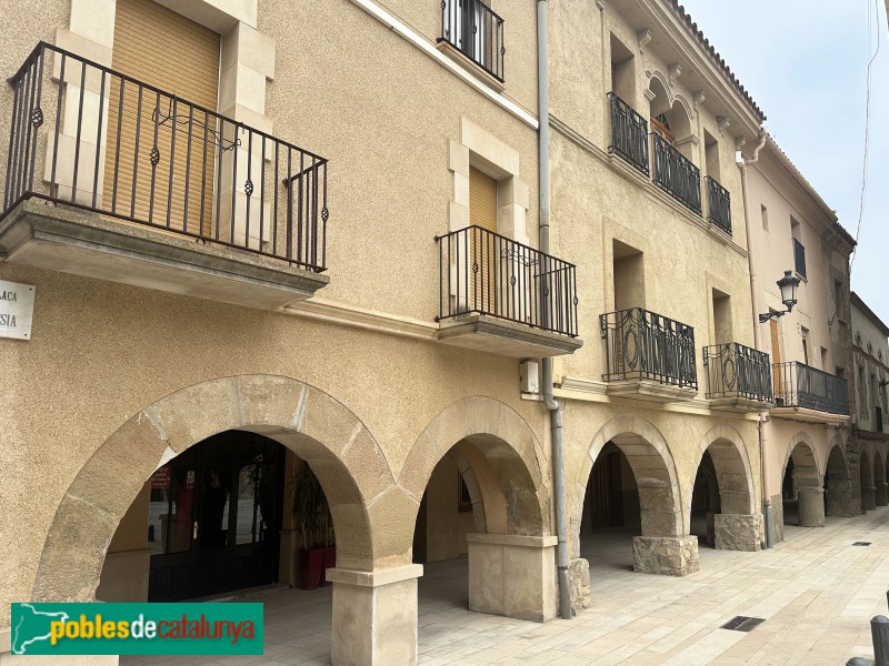 Linyola - Porxos de la plaça de l'Església