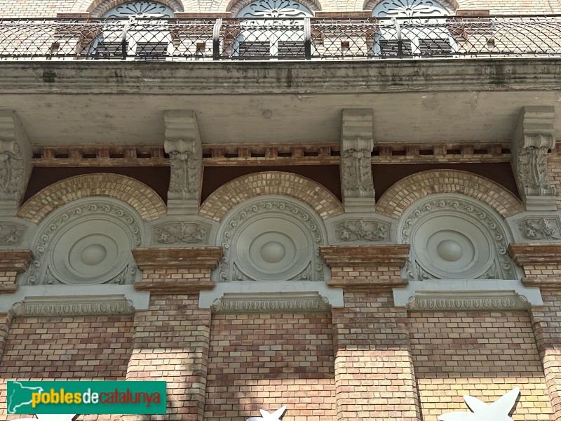 Lleida - Cinema Vinyes. Façana Av. Madrid