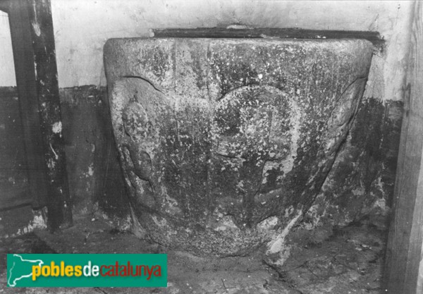 Lles - Església de Sant Sebastià de Viliella. Pica baptismal