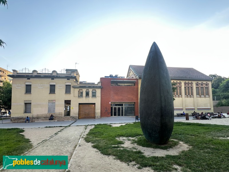Lleida - Escultura <i>L'ametlla com balla</i>