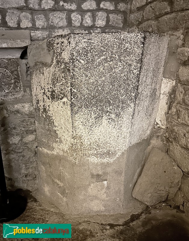 Bellver de Cerdanya - Església de Santa Maria de Talló. Pica baptismal d'immersió