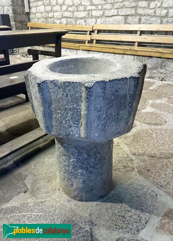 Bellver de Cerdanya - Església de Santa Maria de Talló. Pica beneitera