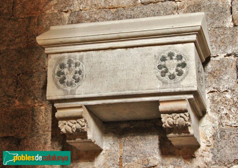 Sant Feliu de Guíxols - Monestir. Sarcòfag de Pere Desvern, 1352