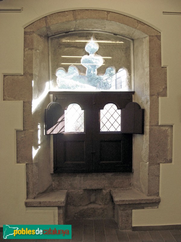 Tossa de Mar - Casa del Batlle de Sac. Finestra amb festejadors (Foto: Albert Esteves, 2011) Tossa de Mar - Casa del Batlle de Sac. Finestra amb festejadors