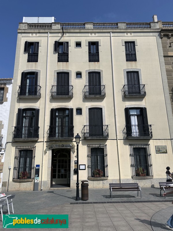 Tossa de Mar - Casa Sans. Façana plaça Espanya