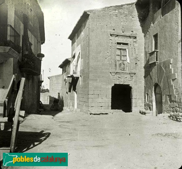 Alfés - Cal Doctores (Foto: <i>Ceferí Rocafort - Arxiu Centre Excursionista de Catalunya-</i>, c1907) Alfés - Cal Doctores